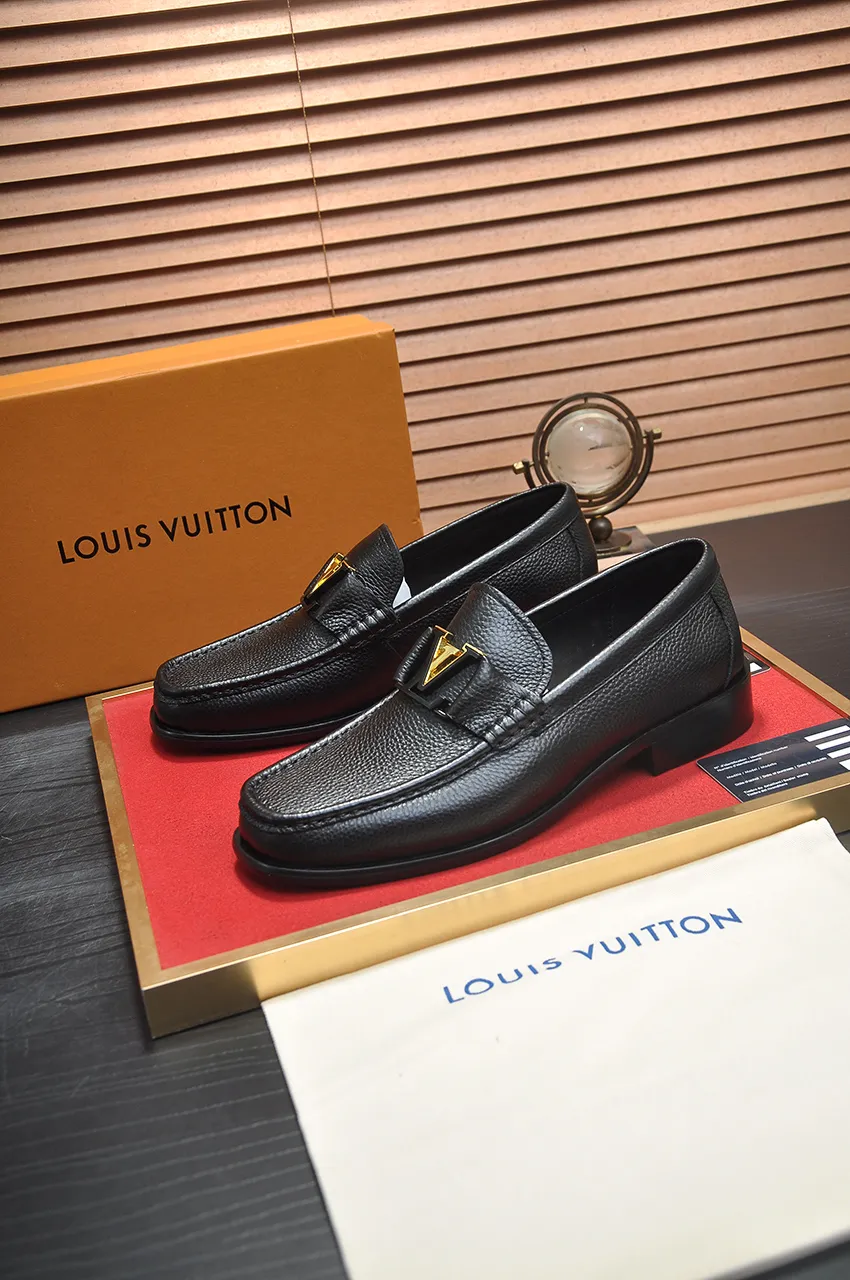 Men's men's shoes 💰520💶 [LV] (original single cowhide lining) 🍀LV's latest genuine leather business suit shoes are launched simultaneously on the official website. The first-layer cowhide imported from Italy is made of heavy gold, 💥official website 1:1 rubber outsole. Versatile to wear, high-end without losing class, and the color combination is extraordinary. This four-season style is alluring when worn on your feet, showing off your big-name flair. Standard code 38-45 (45 customized)